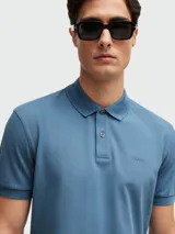 Polo de manga corta color verde menta, confeccionado en piqué de algodón, con cuello y tapeta de tres botones. Presenta un logo bordado tono sobre tono en el pecho.