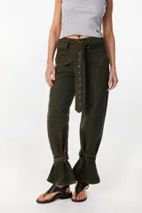 Jean baggy de tiro alto y pierna recta y ancha, color verde militar con efecto acid wash. Presenta bolsillos traseros grandes con costuras destacadas y un monograma bordado en el bolsillo izquierdo.