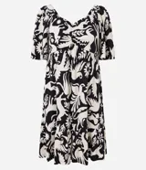 Vestido corto con estampado bicolor de flores y animales, escote corazón, mangas cortas acampanadas y falda con volados. Confeccionado en viscosa texturizada.