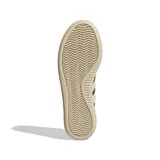 Championes Adidas Barreda Decode de estilo urbano, confeccionados con una combinación de ante y nailon en color marrón. Presentan las icónicas tres bandas laterales en tono crema, puntera en forma de T y una suela de goma robusta en color beige que proporciona amortiguación y confort.