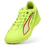 Championes de fútbol Puma Ultra 6 Play TT, color amarillo flúor, con diseño aerodinámico y suela con tapones pequeños para césped sintético.