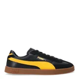 Championes urbanos Puma modelo Club II Era, color negro con detalles en blanco y suela de goma color marrón. Confeccionados en una combinación de cuero y gamuza, presentan el logo de la marca en dorado en el lateral.
