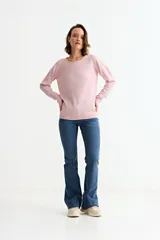 Sweater de punto fino en color gris con acabado metalizado, de corte recto, cuello redondo y manga larga.