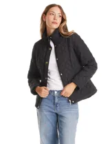 Campera capitoneada color beige con diseño de rombos, cuello alto tipo mao, cierre frontal con cremallera y solapa con botones a presión dorados. Cuenta con dos bolsillos frontales de parche con solapa y botones.