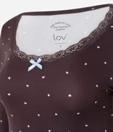 Blusa de pijama de manga larga color bordó con estampado de pequeños corazones blancos. Presenta escote en U con detalle de encaje y un pequeño moño celeste en el centro.