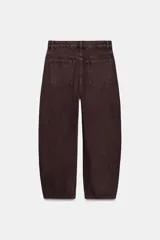 Jeans de tiro medio color marrón con diseño de volumen crop, silueta holgada en las piernas y cinco bolsillos tradicionales. Cierre frontal con cremallera y botón metálico.