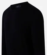 Suéter de punto color borgoña, con cuello redondo, sisas ligeramente desplazadas y bajo y puños acanalados.