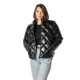 Campera puffer negra de nylon con interior de poliéster, corte clásico, cuello redondo y mangas largas. Diseño matelassé acolchado con cierre frontal y dos bolsillos externos.