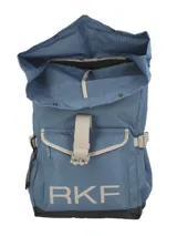 Mochila roll-top color azul de la línea Water Resistant de Rockford, confeccionada en canvas rip-stop de poliéster reciclado. Cuenta con bolsillo frontal con solapa y broche, detalles en color beige, el logo de la marca estampado en la base y base reforzada en negro.