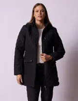 Campera capitoneada de corte largo con diseño acolchado en forma de rombos. Cuenta con cierre frontal completo, capucha desmontable, bolsillos delanteros con solapa y cierre, y forro interno a tono.