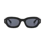 Lentes de sol con armazón de plástico reciclado en color negro, de diseño rectangular con bordes redondeados y detalles metálicos en los extremos frontales.