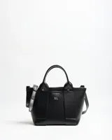 Cartera chica de símil cuero negro, tipo tote, con doble asa de mano y correa larga ajustable y desmontable. Cuenta con detalles de tiras verticales al frente y el logo de la marca en letras plateadas.