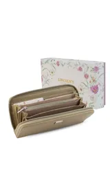 Billetera larga con cierre perimetral, confeccionada en material símil cuero con textura rugosa. Cuenta con placa metálica decorativa en el frente y múltiples compartimentos internos para tarjetas, billetes y monedas.