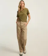 Remera básica de cuello redondo y manga corta, confeccionada en algodón peruano de alta calidad. Presenta un diseño liso y versátil, ideal para uso diario.