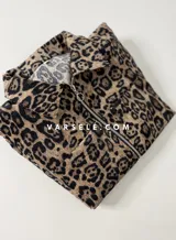 Campera bomber de gamuza con textura de corderoy, con estampado animal print de leopardo, cuello camisero, cierre frontal completo y bolsillos delanteros.