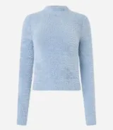 Suéter corto de punto liviano color blanco, con cuello alto y mangas largas.