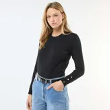 Sweater de punto ligero color negro, con cuello redondo, manga larga y detalle de botones metálicos en los puños.