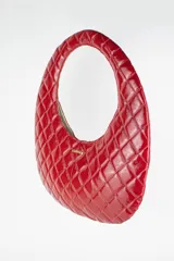 Cartera acolchada negra de silueta ovalada con asa circular integrada y diseño matelassé en rombos.