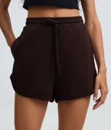 Short básico de microfibra color marrón, con cordón ajustable en la cintura y bolsillos laterales.