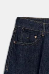 Bermuda de tiro alto confeccionada en denim azul oscuro, con diseño de pernera ancha, cinco bolsillos y cierre frontal con cremallera y botón.