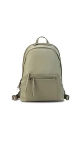 Mochila color beige, combinada con tela tipo impermeable y detalles en simil cuero. Tiene gran tamaño, asas combinadas, bolsillos al frente y compartimiento para notebook de 15".