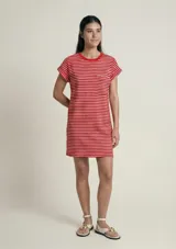 Vestido corto a rayas horizontales rojas y blancas, con cuello redondo, mangas cortas con vuelta y un bolsillo aplicado en el pecho.