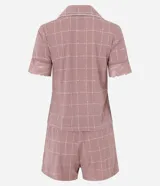 Pijama de dos piezas confeccionado en microfibra color rosado, con estampado geométrico. Incluye camisa de manga corta con cuello con solapa, cierre frontal con botones y detalles de encaje en las mangas, y short con cintura elástica.