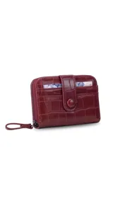 Tarjetero compacto con cierre perimetral y diseño de textura tipo cocodrilo. Cuenta con una presilla frontal con botón a presión y múltiples compartimentos internos para tarjetas.