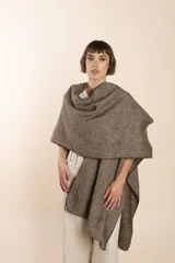 Ruana de lana fina sin teñir, con textura acanalada y terminaciones tejidas a crochet hechas a mano.