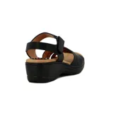 Sandalia de confort negra con tiras cruzadas, pulsera con velcro y plataforma baja.