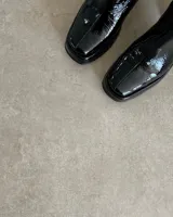 Botín negro de cuero vacuno con plataforma y taco cuadrado.