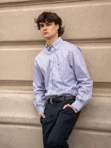 Camisa de corte clásico con estampado de cuadros en tonos rosados y celestes, con cuello abotonado, manga larga y bolsillo frontal con detalle bordado.