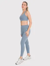 Calza deportiva de tiro alto con tecnología seamless, confeccionada en tejido suave y elástico que se ajusta al cuerpo.