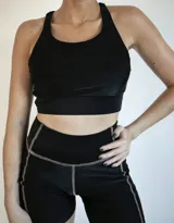 Top deportivo negro con espalda nadadora y faja inferior.