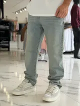 Pantalón de jean gris con efecto deslavado, corte baggy y diseño holgado.