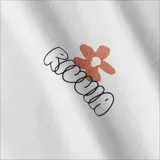Remera blanca de algodón con logo de la marca Rivvia estampado en el pecho, que incluye una flor y el nombre de la marca.