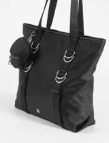 Bolso tipo shopper color verde oliva, confeccionado en poliéster con acabado satinado. Presenta doble asa de hombro, detalles de argollas metálicas frontales y un pequeño monedero circular removible con cierre.