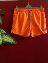 Short de baño naranja con cintura elástica ajustable con cordón, bolsillos laterales y logo de la marca Reef en la pierna derecha.