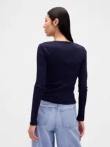Remera de manga larga con cuello redondo, confeccionada en tejido acanalado de ajuste entallado.