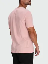 Remera de punto de algodón en color gris oscuro, con cuello redondo, mangas cortas y logo de la marca bordado discretamente en el pecho.