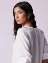 Blusa de gasa estampada en tonos azules y negros, marca Sioni. Tiene cuello a la base con escote en V, abertura central con botones y mangas tres cuartos fruncidas.