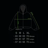 Hoodie con cierre frontal, color negro, de corte regular fit. Presenta un estampado frontal grande en blanco con un diseño abstracto y estilizado, similar a un monograma o símbolo.