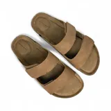 Sandalias planas color camel con doble tira ancha con costuras a la vista y plantilla de corcho.