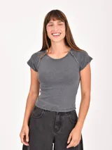 Remera de punto acanalado color gris oscuro, con cuello redondo y mangas cortas con detalles de costuras expuestas.