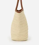Bolso de playa tipo tote bag, tejido en fibra de papel color natural, con bordes y detalles en cuero sintético marrón. Posee asas de hombro en cuero sintético marrón y un parche cuadrado con logo grabado en el frente.