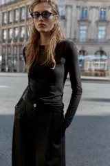 Camiseta de manga larga color beige, con cuello redondo y detalle de camiseta interior en el mismo tejido. Tiene un bajo asimétrico y corte slim fit.