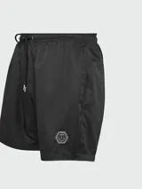 Short de baño negro de poliéster con cintura elástica ajustable con cordón, bolsillos laterales y logo hexagonal de la marca en el muslo.