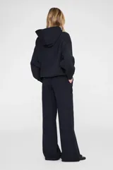 Pantalón de jogging de algodón con lavado vintage, corte de pierna amplia y silueta relajada. Cuenta con cintura elastizada y bolsillos laterales.