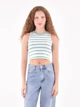 Musculosa corta a rayas horizontales blancas y verde agua, con cuello redondo y sisas anchas.