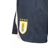 Short de entrenamiento Nike Dri-FIT color azul marino, con paneles laterales en blanco. Presenta el escudo de la Asociación Uruguaya de Fútbol (AUF) con cuatro estrellas bordado en la pierna izquierda y el logo de Nike en la pierna derecha.